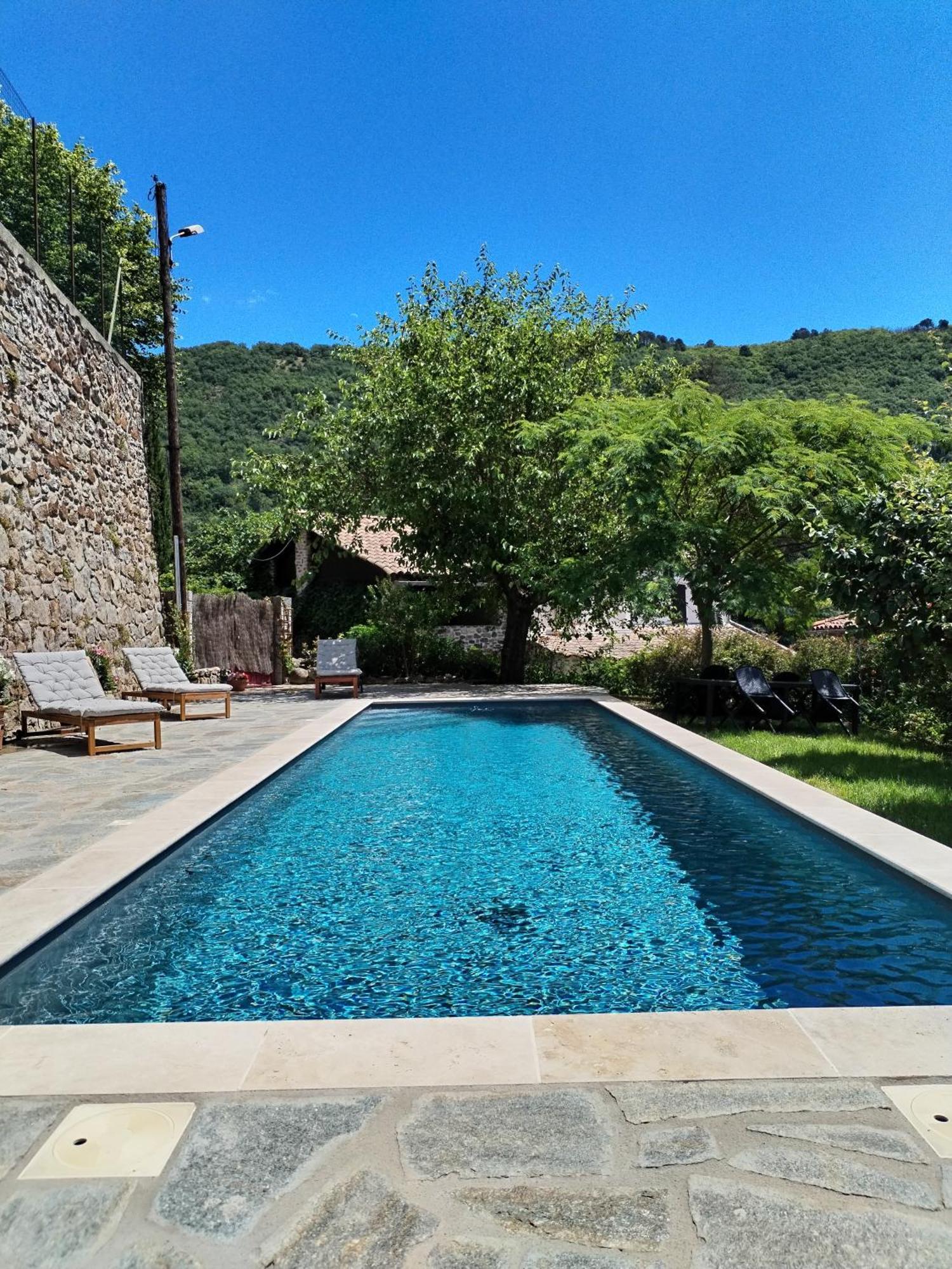 Mes Maisons: Luxury With Pool, Aircon, And Pet-friendly Amenities Holiday home